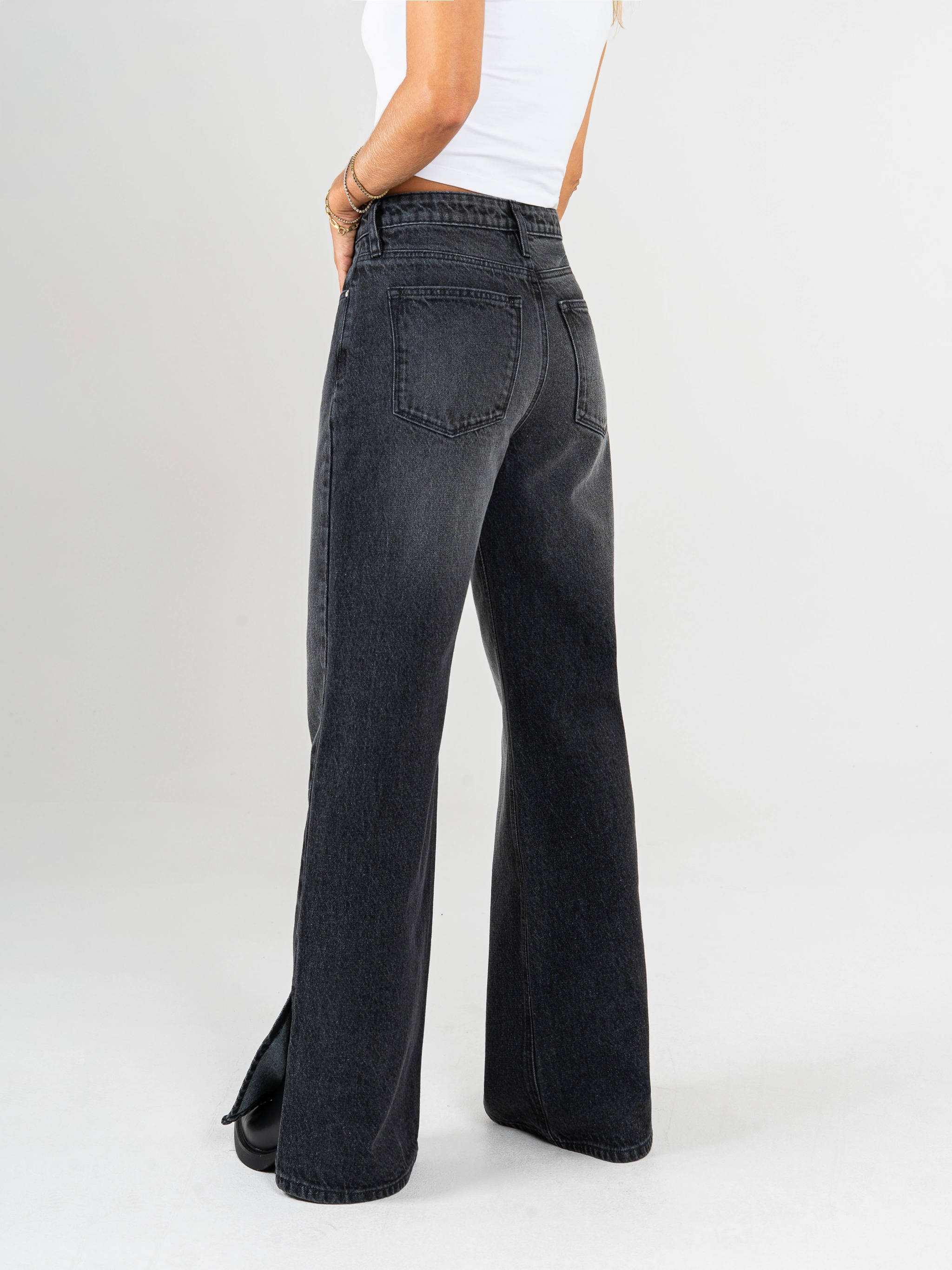 Ref: 065533 Jean semi flare, rigido, con abertura en ruedo, gris oscuro