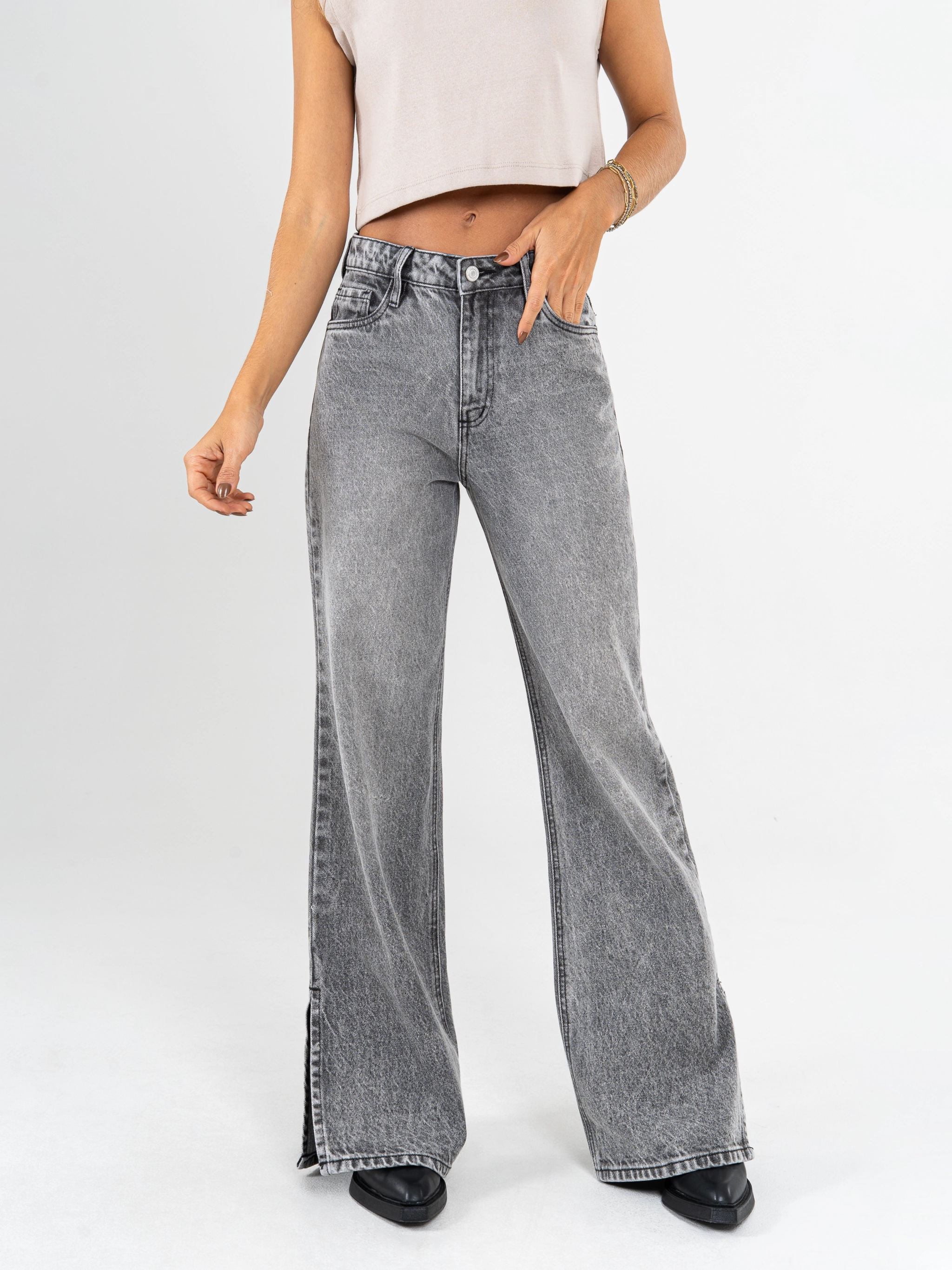 Ref: 065534 Jean semi flare, rigido, con abertura en ruedo, gris medio