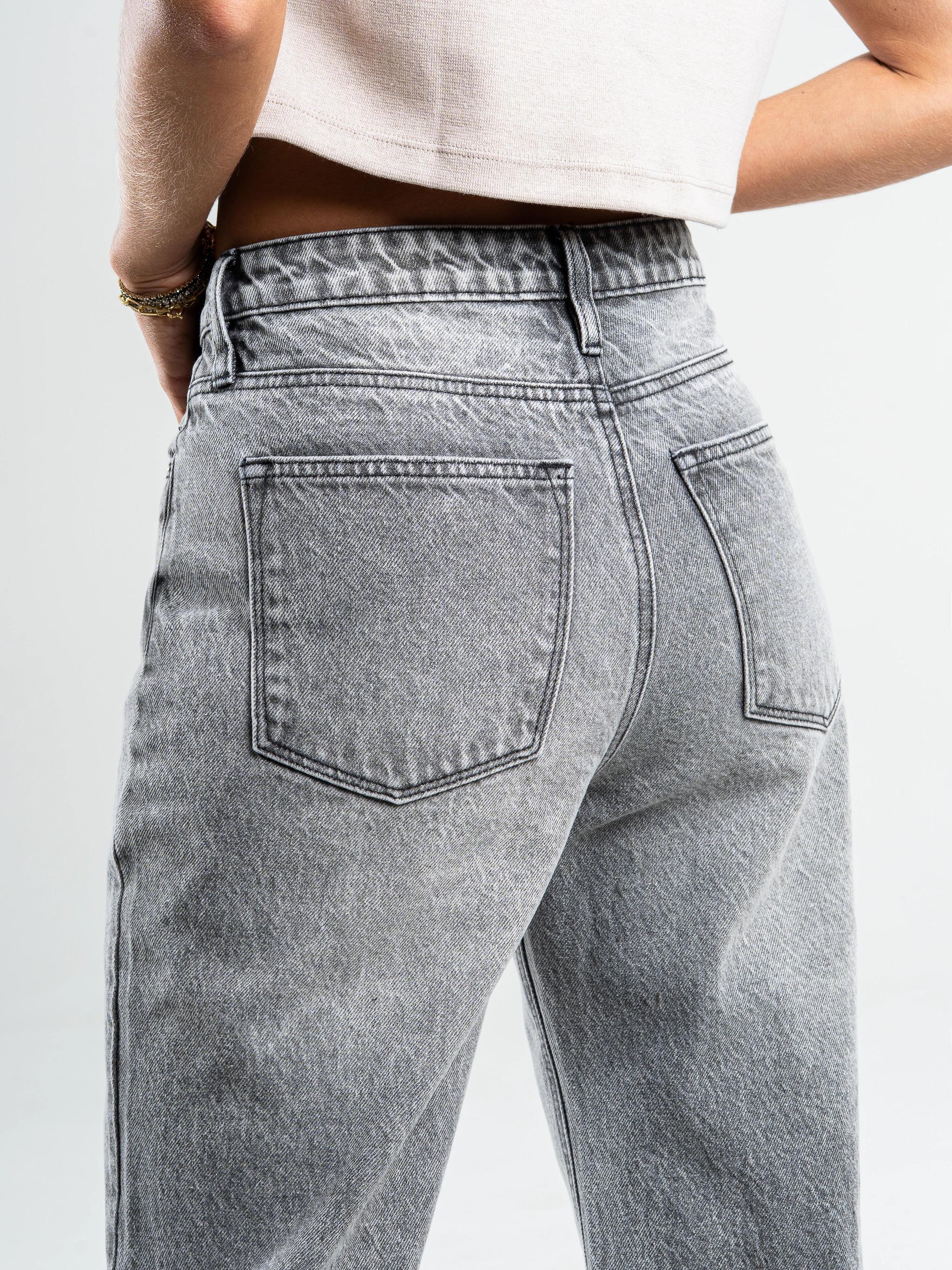Ref: 065534 Jean semi flare, rigido, con abertura en ruedo, gris medio