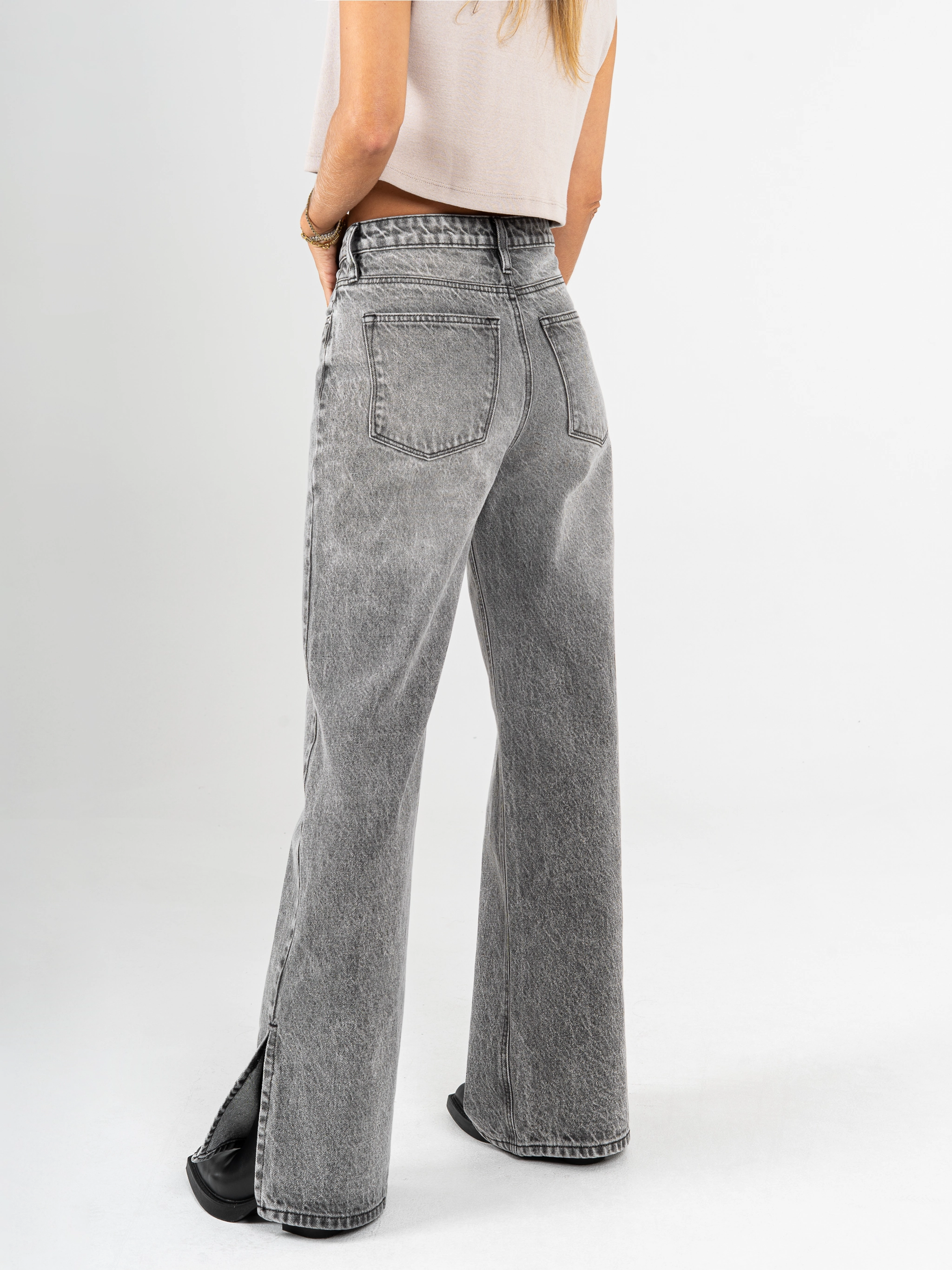 Ref: 065534 Jean semi flare, rigido, con abertura en ruedo, gris medio