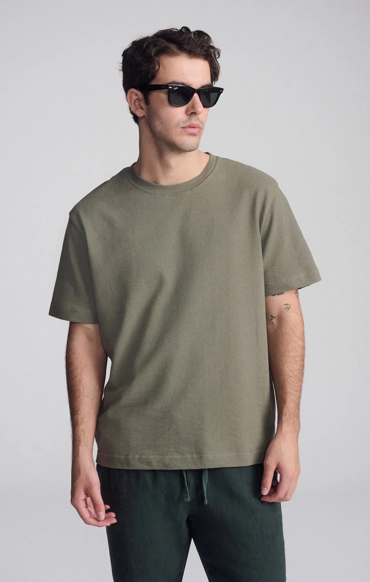 SHORT SLEEVE CREW NECK T-SHIRT IN DUSTY OLIVE