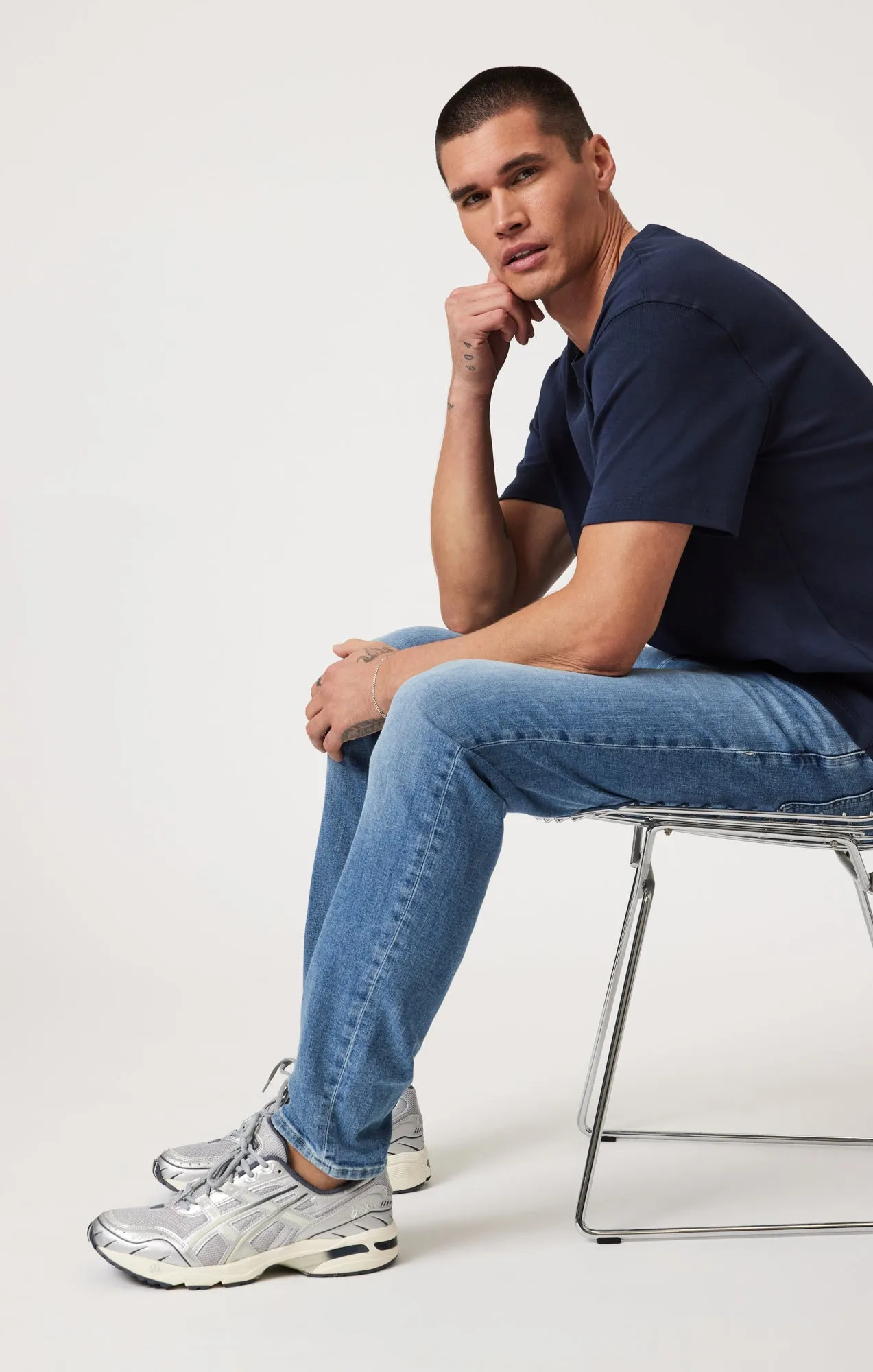 STEVE ATHLETIC FIT IN MID BRUSHED CLASSIC BLUE